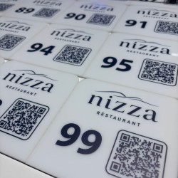 Ahşap Ayaklı Beyaz Pleksi Menü 13x13cm